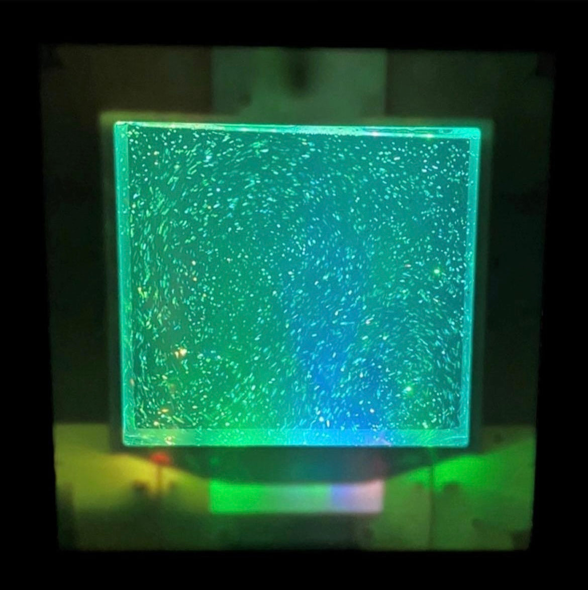 Colour changing glitter square